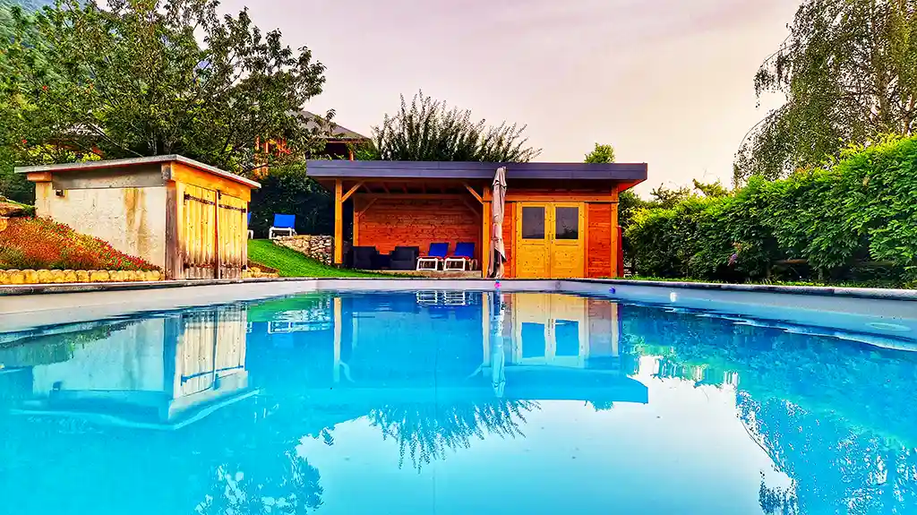 Gîte la Dent du Chat terrasse piscine